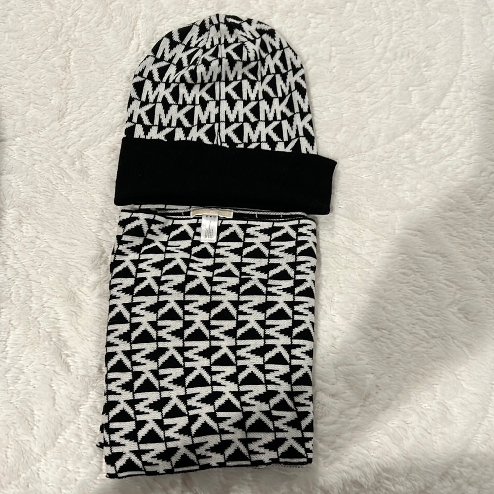 Michael Kors hat/scarf set